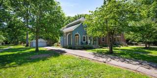 Beautiful 3BR house- perfect roommate set up! 1/2 price security deposit with qualified application Gallery 5