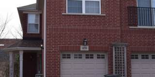 2 Bd / 2 Bth Townhouse in Northbrook! Gallery 1