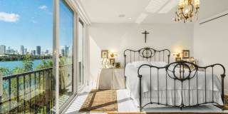 1000 Venetian Way Gallery 22