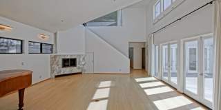 MODERN & BRIGHT. TOP-FLOOR, 4BR3BA HOUSE-LIKE APARTMENT W/ OPEN FLOOR PLAN, 3 DECKS FOR INDOOR/OUTDOOR LIVING & 2-CAR GARAGE JUST BLOCKS TO ABBOT KINNEY, PARK & MINS TO CANALS & BEACH! Gallery 4