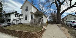 910 Union SE - Water included, Washer/dryer hook-up, Off-street parking. Gallery 12