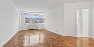 Quebec House Gallery 21