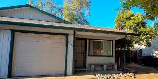 Charming 2-Bedroom Duplex with Large Fenced Yard & Attached Garage Gallery 1