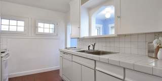 Charming West Seattle 1 Bedroom Home with Office and Large Fenced Yard Charming West Seattle 1 Bedroom Home with Office and Large Fenced Yard Gallery 3