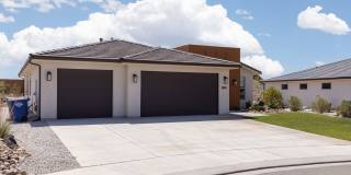 4 bedroom / 2.5 bath / Community Pool and Pickleball Court Gallery 1