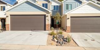 Beautiful!! End unit! 4 bedroom, 2.5 bathroom townhome in Hurricane! Gallery 1