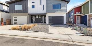 4-Bedroom Townhome with Finished Basement, Garage  Private Outdoor Space Gallery 1