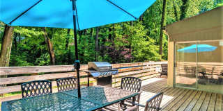 FURNISHED: Modern 6 Bdrm (7 beds) Home with BBQ, Foosball, HotTub & Private Pool - Close To Airport&Downtown Gallery 44
