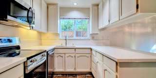 Beautiful Townhouse w/Laundry, Yard, Accepting Cats! Gallery 1