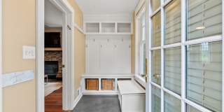 Spacious Kent Home | 6 Bed | 4 Bath | 4,000 Sf | Front Porch + Backyard | Detached 4-Car Garage Gallery 43