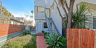 MODERN & BRIGHT. TOP-FLOOR, 4BR3BA HOUSE-LIKE APARTMENT W/ OPEN FLOOR PLAN, 3 DECKS FOR INDOOR/OUTDOOR LIVING & 2-CAR GARAGE JUST BLOCKS TO ABBOT KINNEY, PARK & MINS TO CANALS & BEACH! Gallery 1