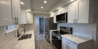 Newly Remodeled 3 Bedroom Duplex Gallery 5