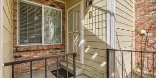 Beautiful 2 bed 1 bath Condo in Aurora Gallery 4