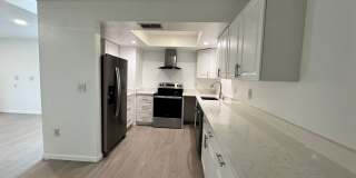 Annual unfurnished nicely renovated 2/2 villa near the Ringling Museum Gallery 4