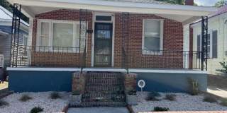Charming Cottage in the trendy downtown area near Greenfield Lake Park Gallery 1