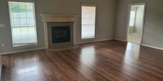 Beautiful single family home with fenced in yard! Gallery 9