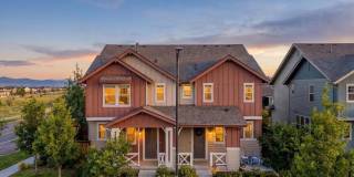 Stunning 2 bed/2.5 bath townhome w/2 car garage Gallery 1