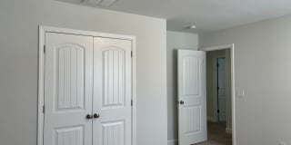 Like new home on cul-de-sac lot with 3 bedrooms, loft and 2.5 bathrooms! Gallery 18