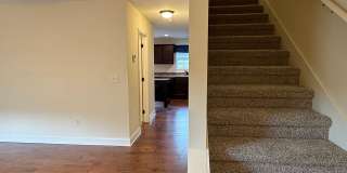 Tri level 2 bed, 2.5 bath Condo! Lakeridge School District. Gallery 7