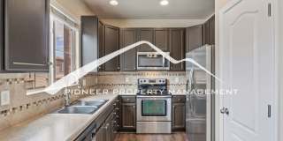 Low-Maintenance Living with Mountain Views! 3BR Townhome, 2-Car Garage & A/C Gallery 7