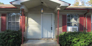 Comfortable 2BD/1BA Apartment with Washer/Dryer Hookups Gallery 1