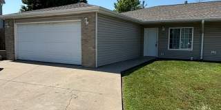 **$300 Off Move In Special** Spacious 3 Bedroom Townhome with Vaulted Ceilings, Fireplace & Attached Garage Gallery 11