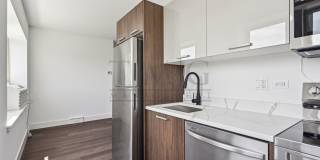 Modern Andersonville Studio with High-End Finishes & Abundant Natural Light! Gallery 7