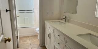 MOVE IN SPECIAL $500 OFF FIRST MONTH RENT! Lovely Home In Southwest Bakersfield! Gallery 13