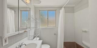 Beautiful 2 Bed, 1 Bath Garden-Level Apartment in Sunnyside! Gallery 12
