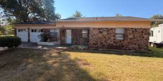 Discover this conveniently located 3-bedroom, 2-bathroom house in Russellville, AR Gallery 1
