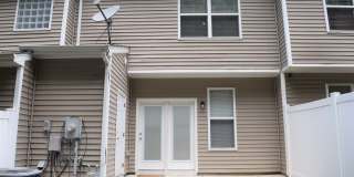 Beautiful Townhome - Great Location Gallery 13
