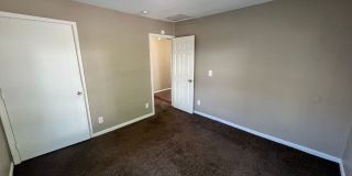 Cozy 2 Bedroom Home with Large Backyard Gallery 11