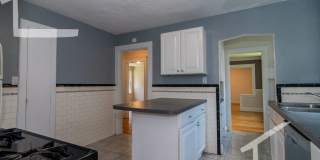 Great 3 Bed (1st Fl Duplex) Close to Green Line and Bus Stop Gallery 14
