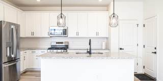 Spacious 4BR House with Beautiful Mountain Views! Gallery 7