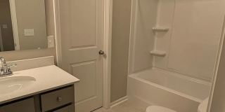 Room in 5 Bedroom Home at Reeves St Gallery 29