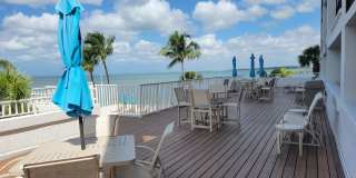 Beautifully renovated 2/2 condo downtown Sarasota with view of Bay! Gallery 32