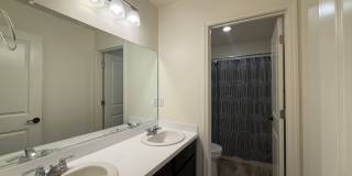 five bedrooms and three and a half bathrooms home in Fresno, CA Gallery 21