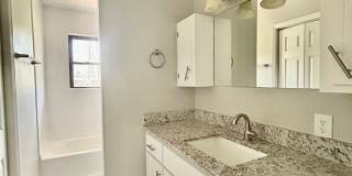 Cozy 2-Bedroom, 1.5 -Bathroom Home! Plus Car Porch! Gallery 8