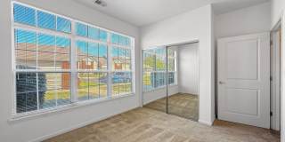 Grand Lakeside Escape: Spacious 3-Bedroom Retreat in Lakeshore Community Gallery 26