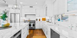 Gorgeous 3 bed 3.5 bathroom home available month to month in the highly desired city of Corona Del Mar. Gallery 18