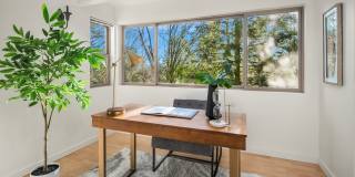 Bellevue Condo in Cherry Crest Vista with Updated Kitchen Gallery 9