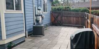 Beautiful 3 bed / 2 bath duplex in Uptown Neighborhood! Gallery 20