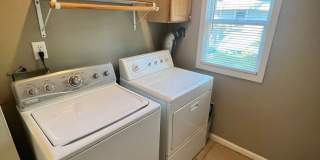 Cozy 2 Bedroom Home with Large Backyard Gallery 9