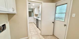 3-bed/2-bath with two living spaces! Gallery 12