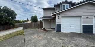 Three Bedroom with a Fully Fenced Backyard! Gallery 1