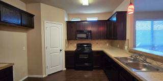 3/2.5/2 Duplex / Easy Access to Highways, Shopping, Restaurants, & Entertainment / Large Fenced in Yard / CISD Gallery 8