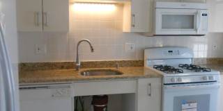 Huge 4 bedroom unit with A/C,  in-unit laundry and parking in Oak Square! Gallery 18