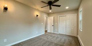 Stylish 3-Bedroom Remodel with Two Fireplaces and Mountain Views Gallery 21