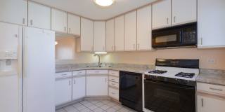 Gorgeous 2 Bedroom Townhome available in Palatine! Gallery 5