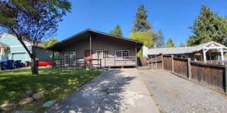 2 bed 1.5 bath Downtown Bend - Large Master - Fenced Yard Gallery 1